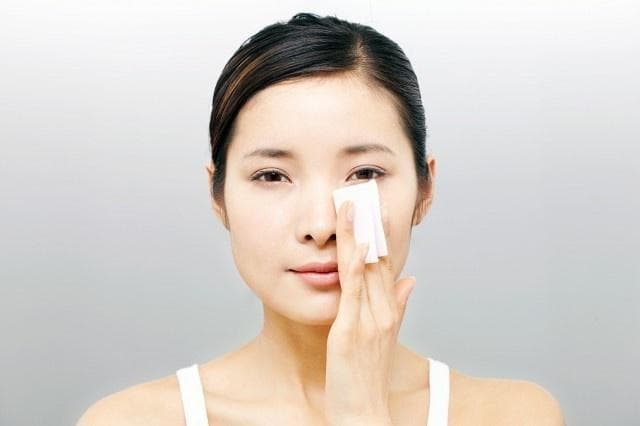 脸上的油脂用什么可以溶解？彩妆新手必知的去油小妙招