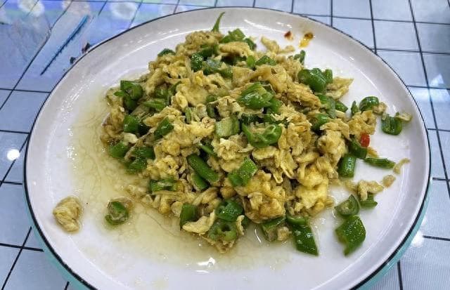 香葱炒鸡蛋美食大公开：大厨亲授技巧，葱香浓郁，特别下饭！