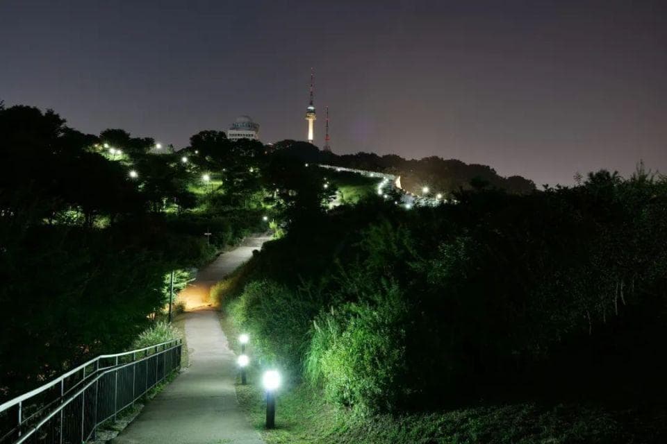 风险不小的“夜爬”，怎么就流行起来了？