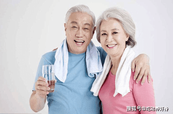 老年人喝水慢，少量多次不猛喝，不易加重消化系统负担