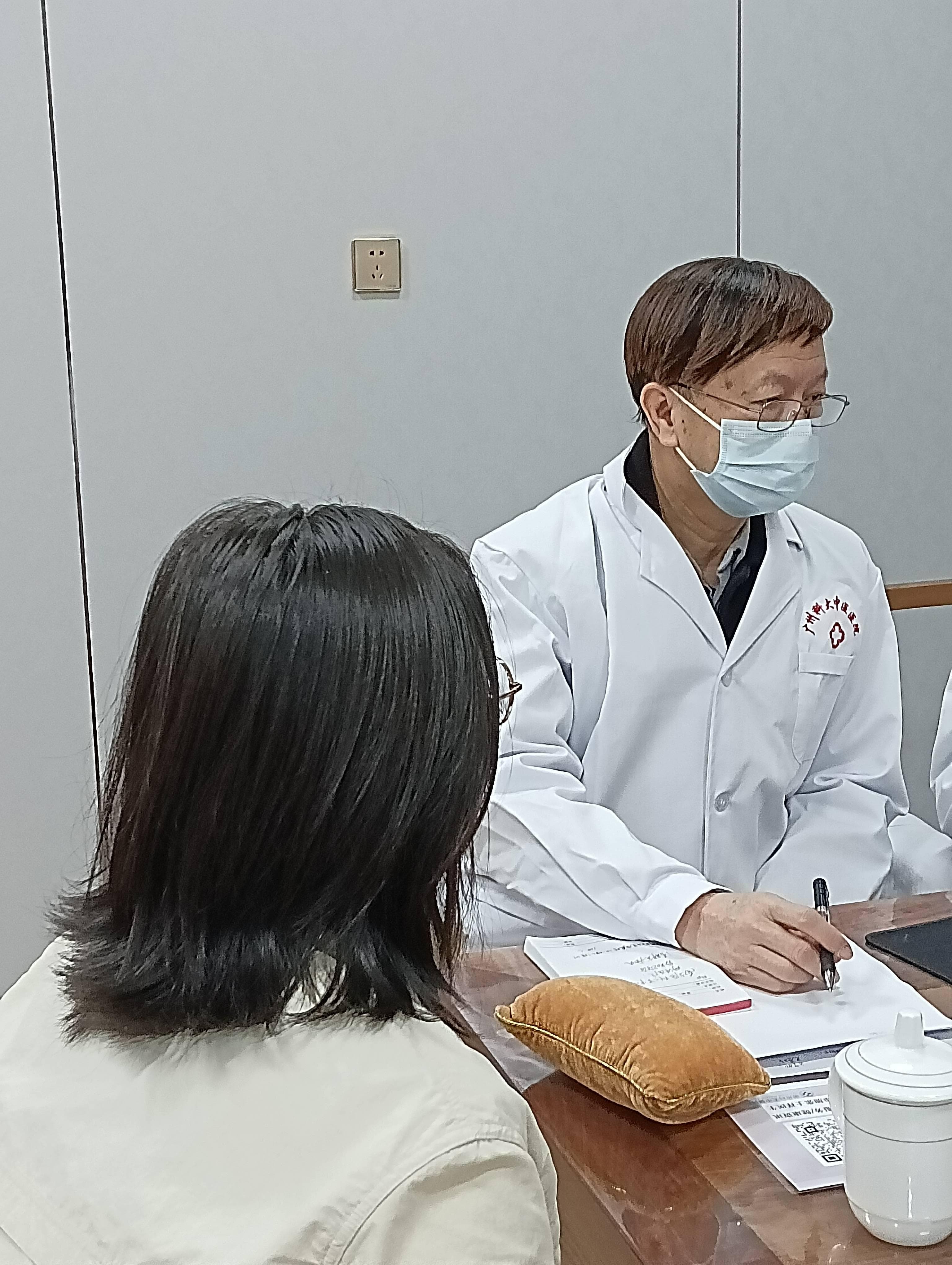杨柳教授：皮炎红肿痒不停？温和护理与内在调节，远离皮炎困扰！