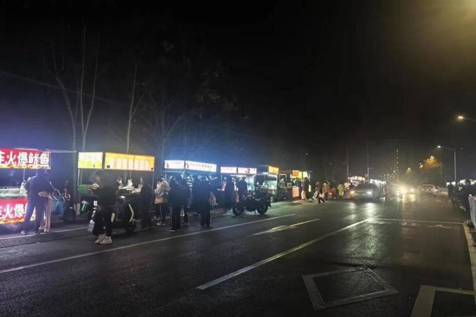 网红三江夜市“野生”回归人气旺但频遭投诉，“正规”夜市规范管理却门前冷落