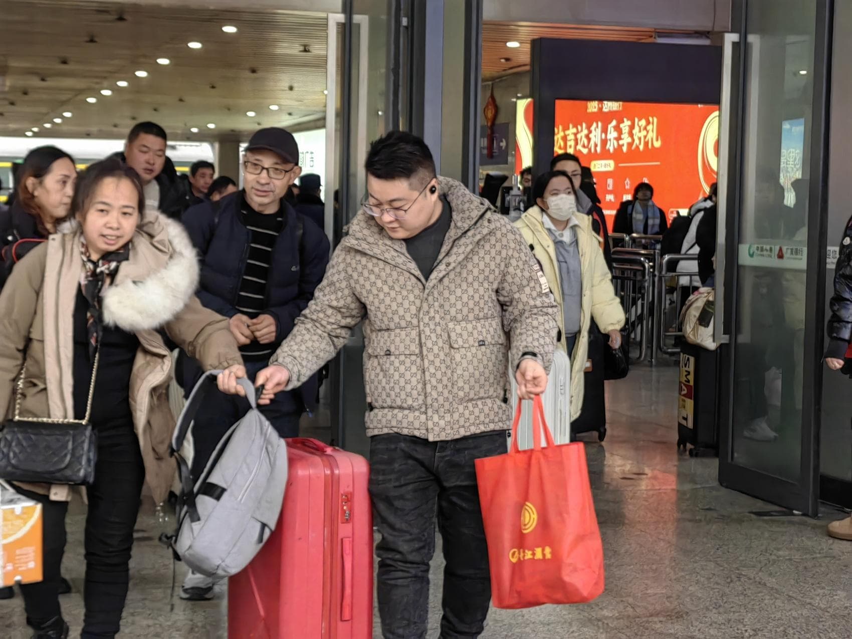 达州春运首日：730名务工人员乘专列返乡