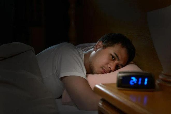 长期睡前玩手机的人，用不了多久，这5个痛苦或许会落在你身上
