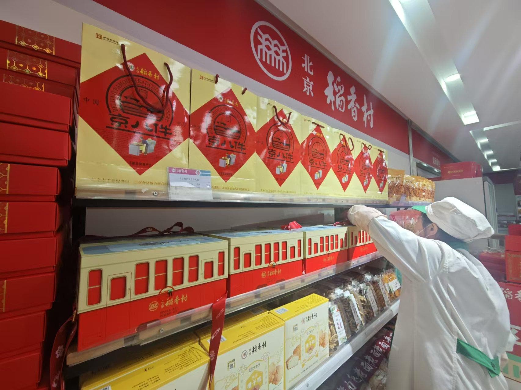 糕点年货市场探访：礼盒迎春节旺季，“健康化”成市场刚需