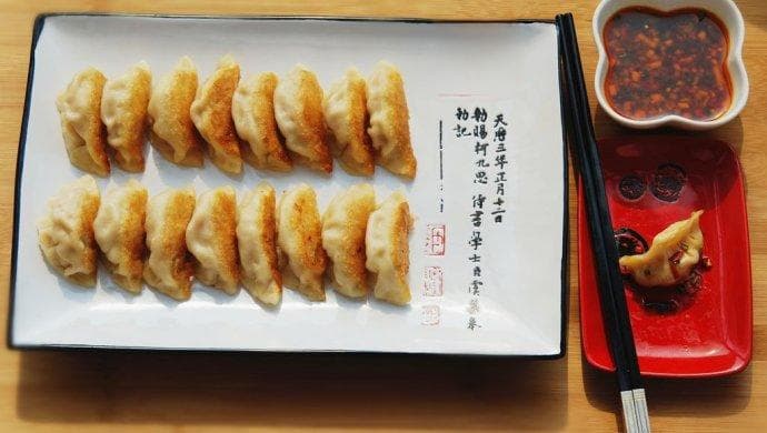 家常煎饺：外皮香脆，内馅鲜美，传统美食制作详解