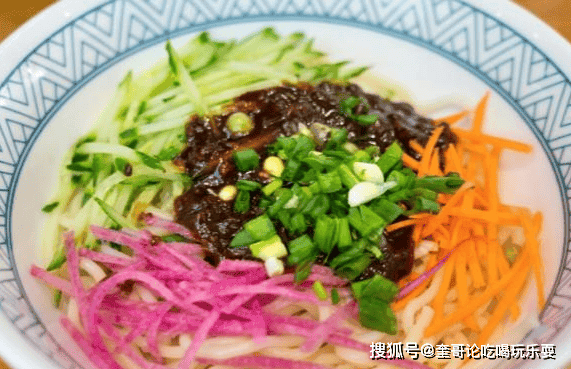 炸酱面，不仅美味可口，而且蕴含着丰富的文化和历史内涵