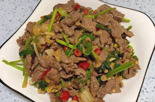 小炒牛肉这样做最好：5种辣椒+2步腌制法