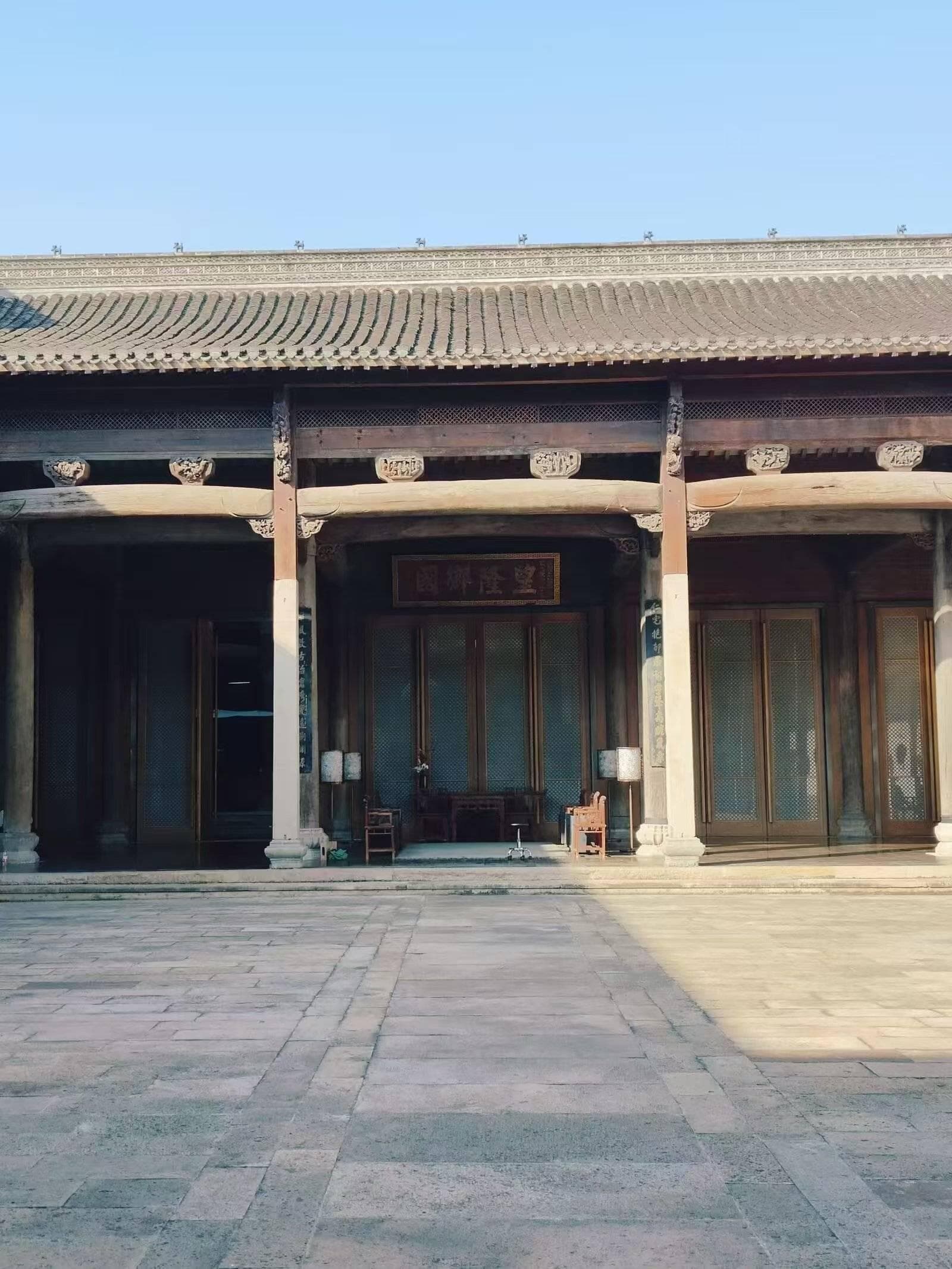李鑫坤教授漫步古建筑群：感悟中式建筑之美