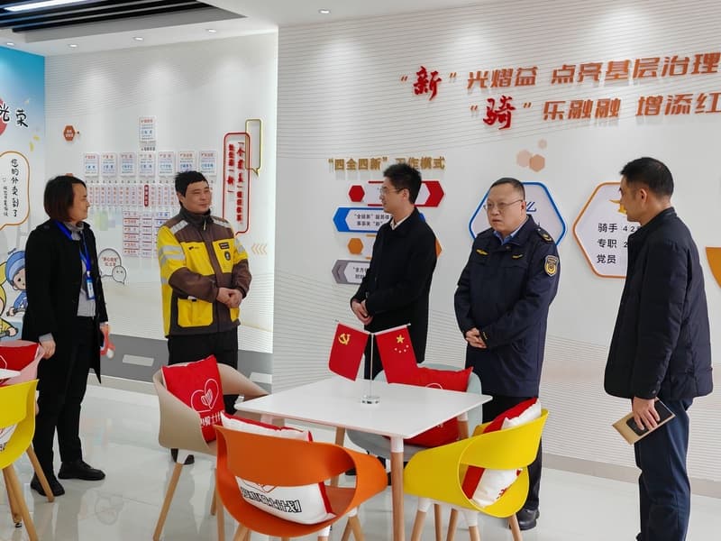 外卖可以迟到、生命及时送达！外卖小哥送餐途中跳河救人