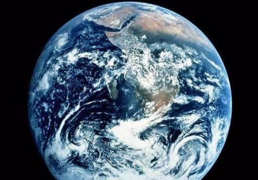 地图上的中国，在中间靠西的位置，为什么都称呼中国“东方大国”