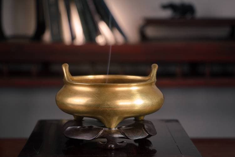 香炉摆放风水指南：位置、材质与禁忌全解析