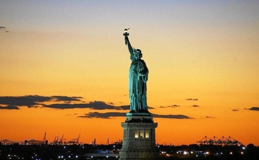 美国W-8表格详解：类型、作用、填写指南及注意事项