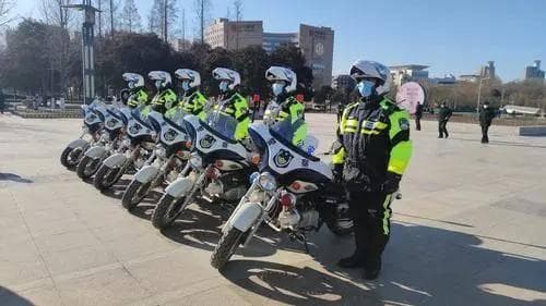 当警衔遇到军衔，双方要协同作战时，谁要服从谁的命令？