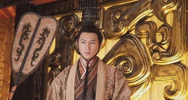 吕后之乱造成汉朝内部动荡，汉文帝分权制衡重权中央权威