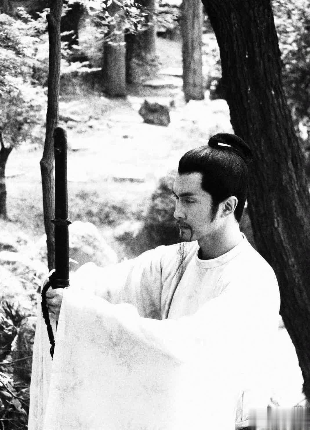 高伟光版李白：从争议到热议的文化现象