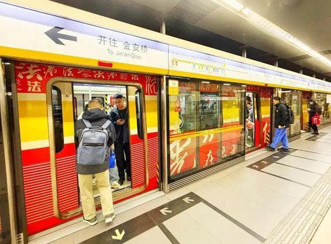 北京地铁日均客流量1100万人次，7条线路发车间隔在2分钟内