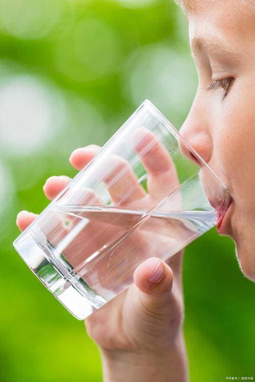 我们每天该喝多少水？
