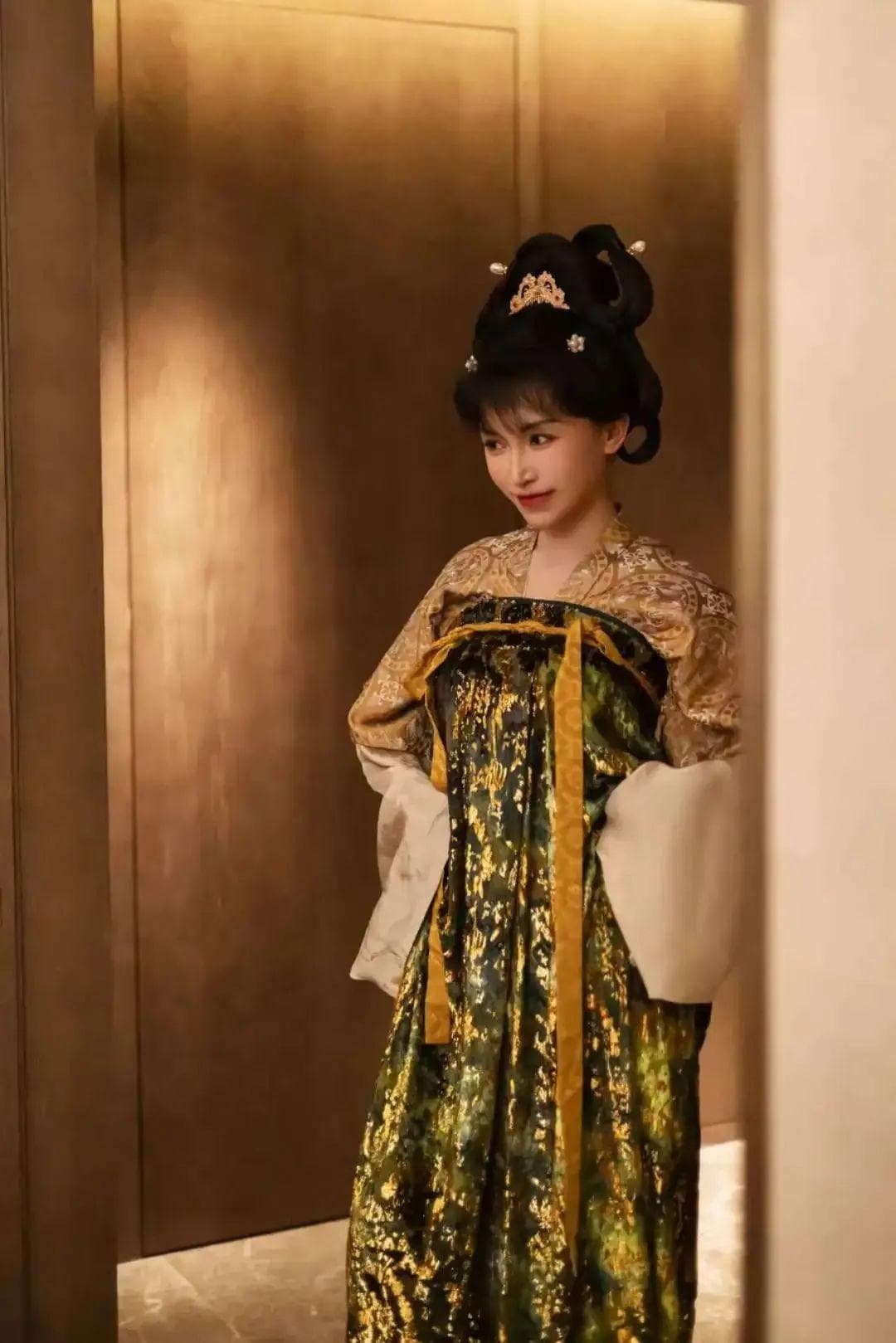 从李子柒到时装周：中国古代服饰的现代演绎
