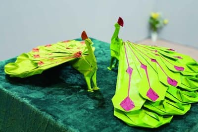 一纸鼓楼广场孔雀绿雕“折服”法国巴黎艺术展
