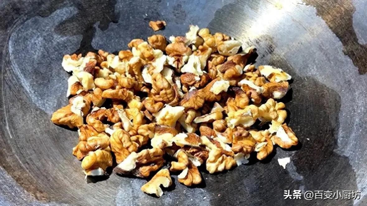生核桃怎么炒熟（用芝麻油炒核桃仁真是太棒了）