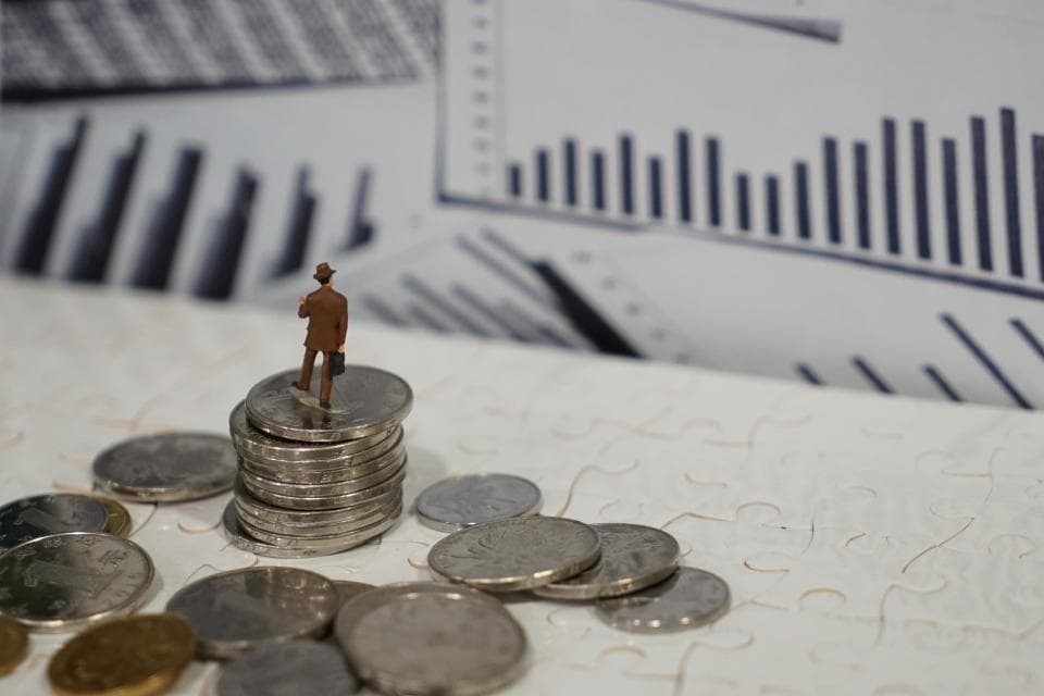 预计去年净利最多下滑80%，信义光能盘中大跌7%｜公司观察