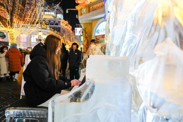 冰雪世界里的甜蜜：哈尔滨冰雪节必打卡的马迭尔冰棍