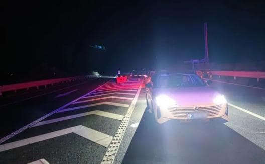 覆车之戒 | 疏于观察周围环境 任性变道酿事故
