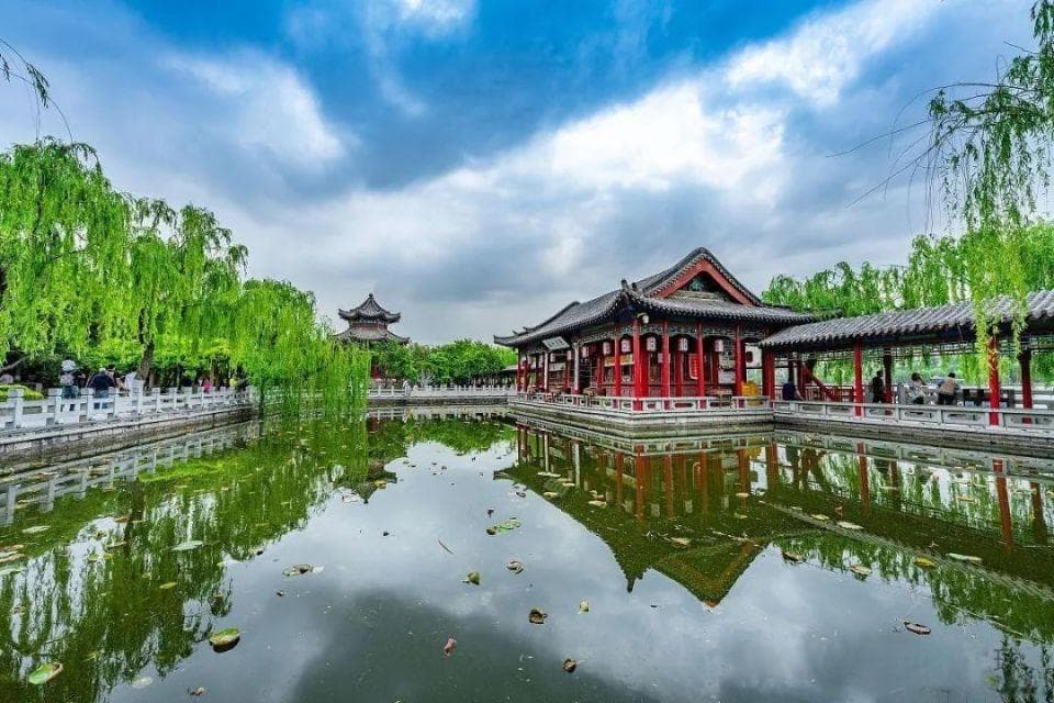 大明湖畔：济南的璀璨明珠，邀你共赏湖光山色之美