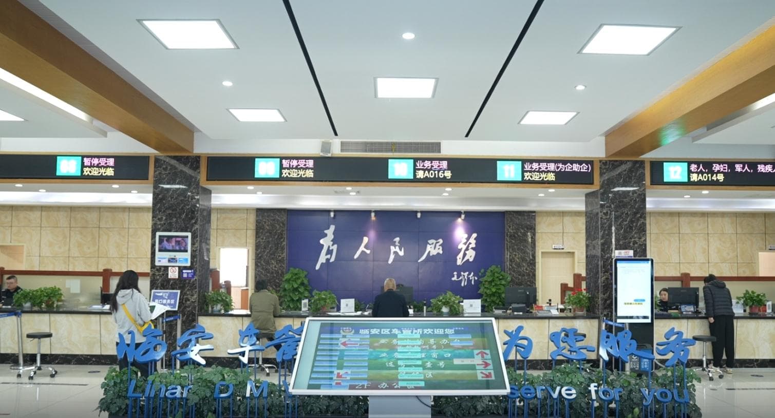 具有与纸质行驶证同等的法律效力 电子行驶证式今起在全国全面推行