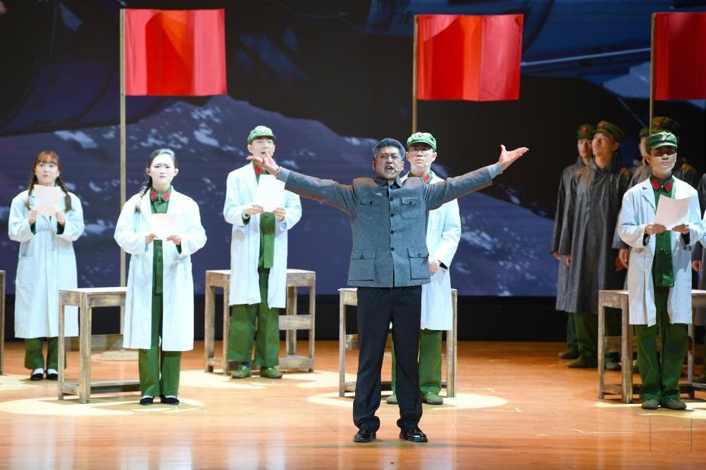 传奇人生承载科学精神——话剧《钱学森》走进香港校园