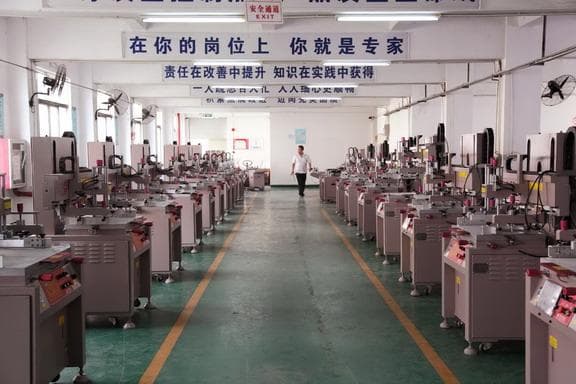 玻璃丝印机使用指南：准备工作与技巧详解