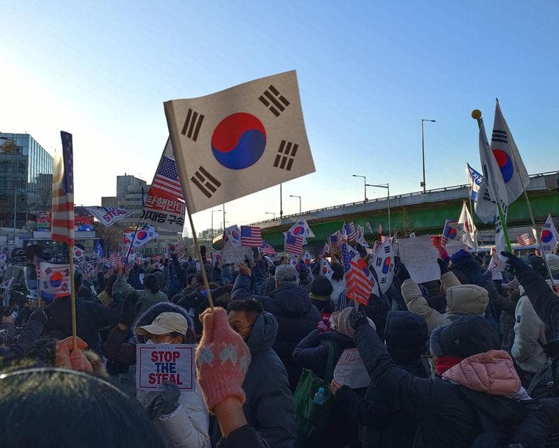 什么人还在力挺尹锡悦？挥舞星条旗的韩版MAGA