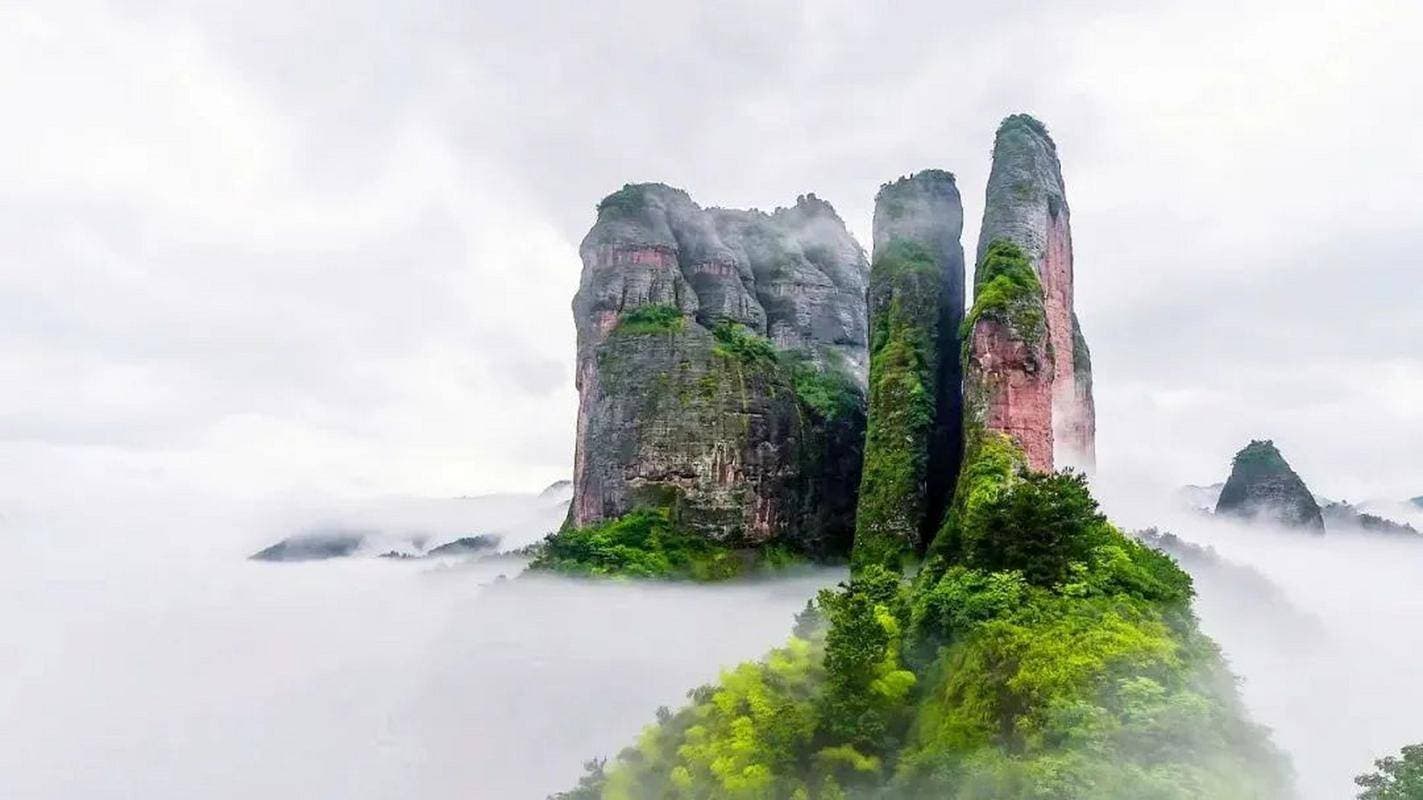 浙江一座集自然风光与人文历史于一体的山，唐代诗人白居易曾游历至此