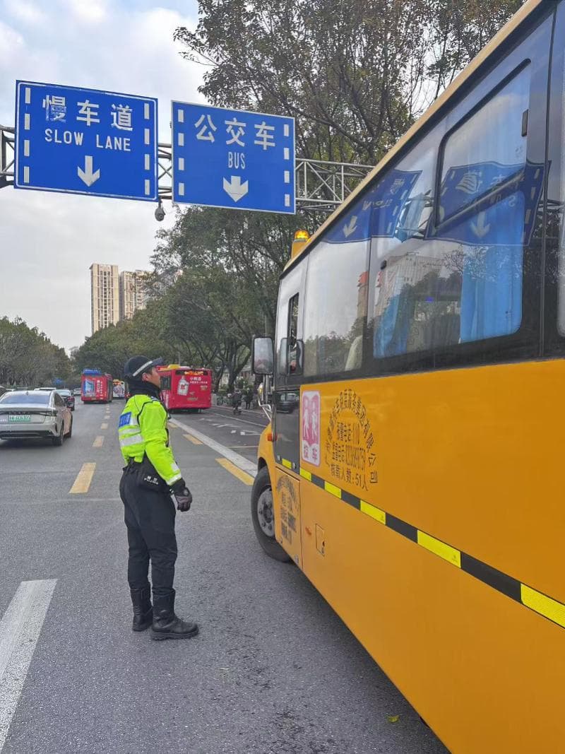 直击开学首日广州校园周边路况：交警整治非机动车乱停放等