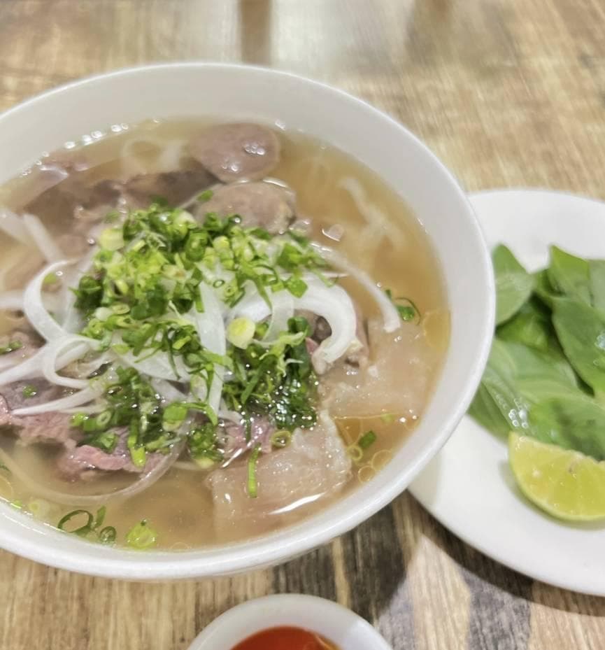越南河粉探秘：河内牛肉河粉的细腻与爽滑