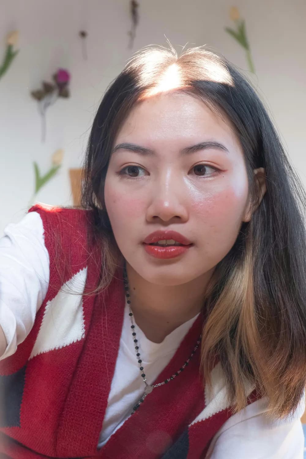 唐三妹泪洒阿奎墓地，社交媒体热议背后的故事
