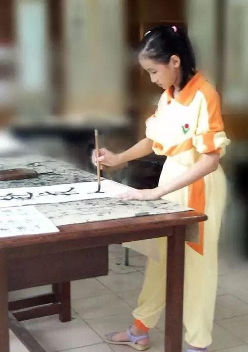 毛笔书法入门教程：书写姿势和执笔方法