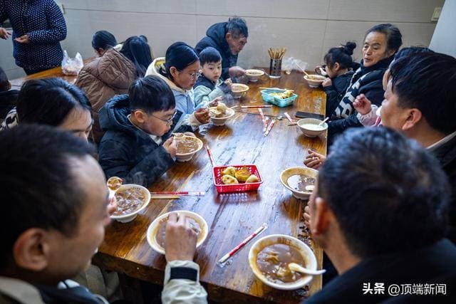 河南人的家乡味道，从一碗热气腾腾的胡辣汤开始 | 摄影报道
