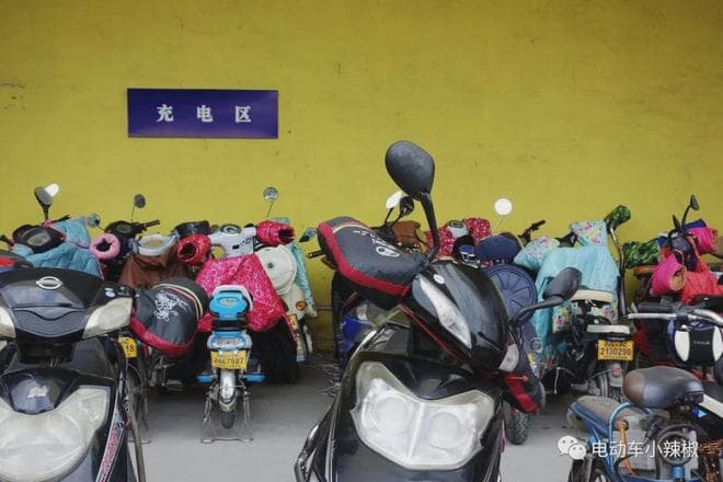 电动车"一天一充"和"用完再充"，哪种方式更伤电池？答案告诉你，别再充错！