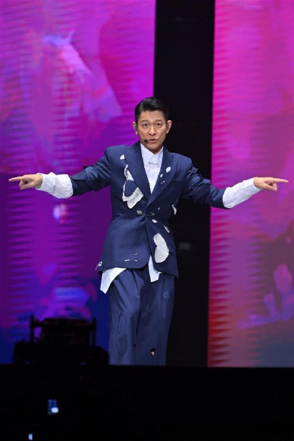 刘德华高台“极限滑跪”吓到网友，他为何该为“搏命演出”而道歉？