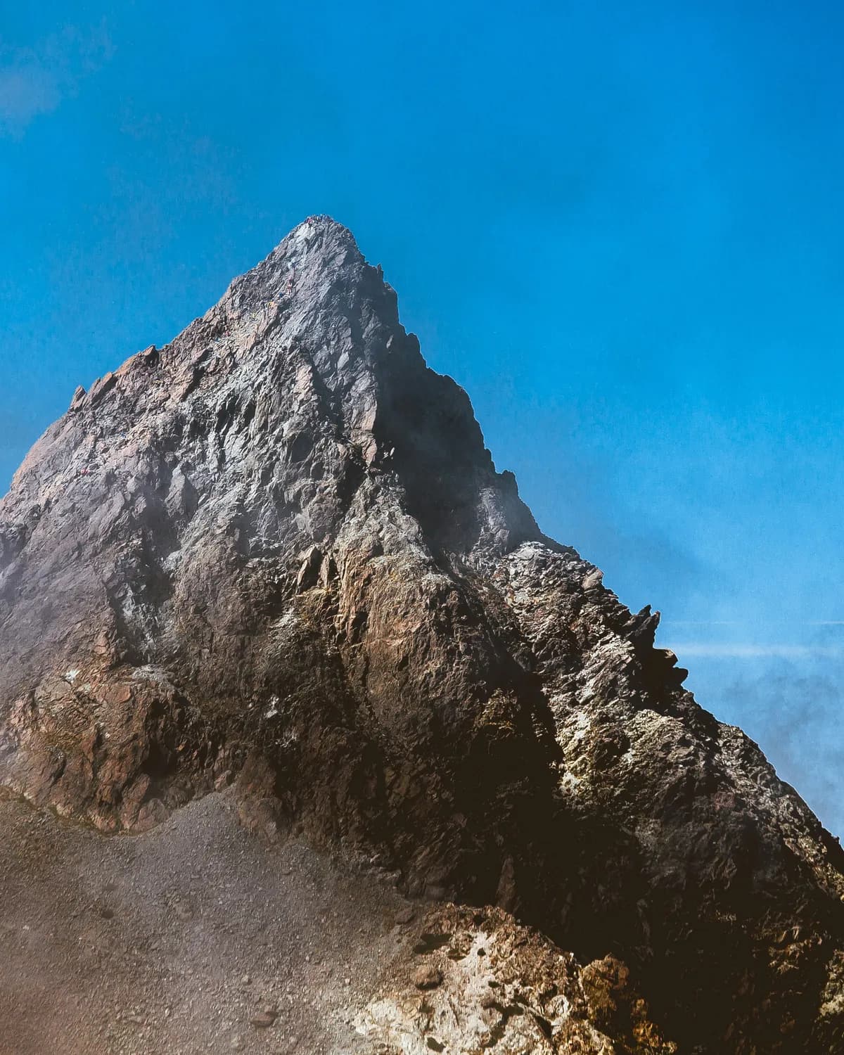登顶玉山：台湾最高峰的自然奇观与登山攻略