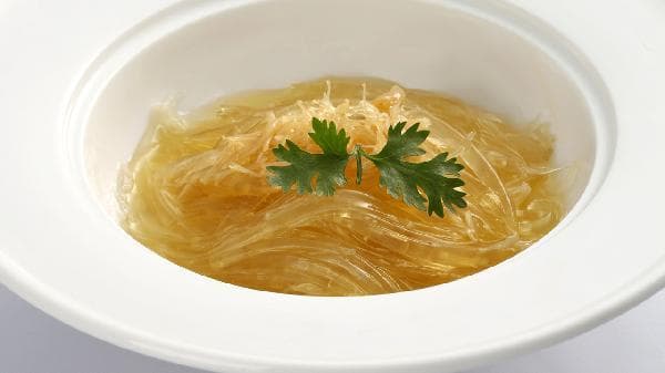 熊欣欣一口鱼翅八十万辟谣：鱼翅的营养价值与食用争议