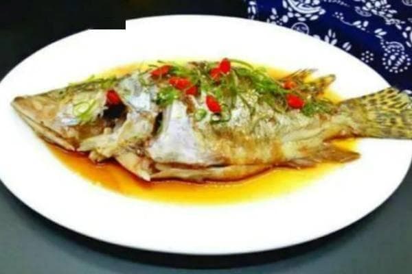 清蒸桂鱼，作为一道传统的中式菜肴，深受食客们的喜爱