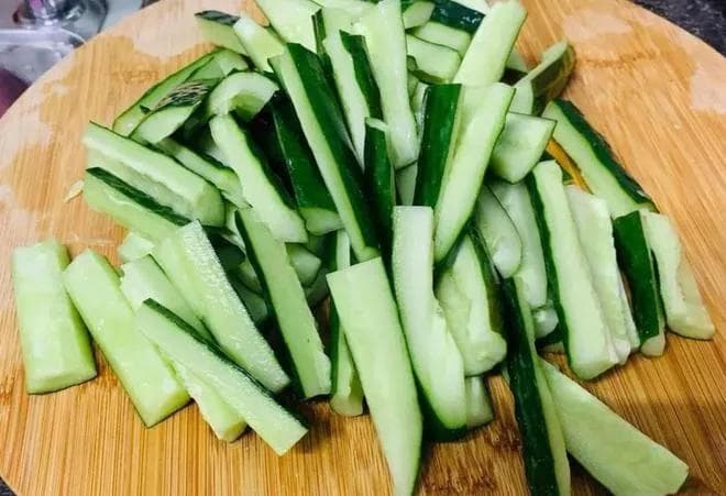 吃黄瓜时，是“削皮”吃还是“带皮”吃？对比一下，啥都明白了！