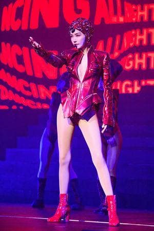 谢金燕澳门演唱会热辣开唱，戚薇助阵重现《浪姐5》名场面