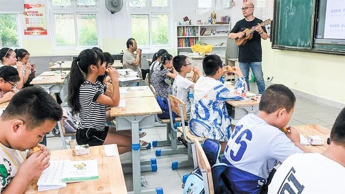 在这位老师手中，万物皆可成为乐器 他将音乐的种子播撒在乡村孩子心里