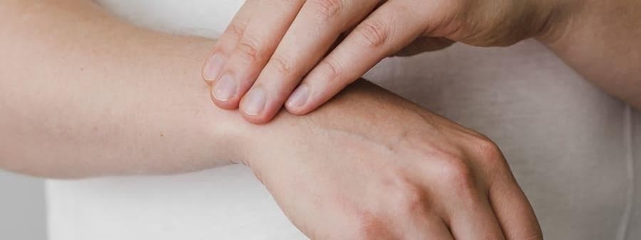常用鼠标造成手部疼痛？专家解析徒手伤科治疗新方法