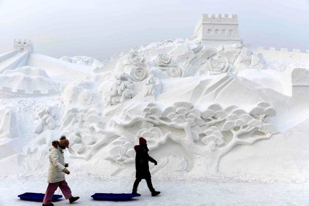 雪雕艺术添彩冬日哈尔滨