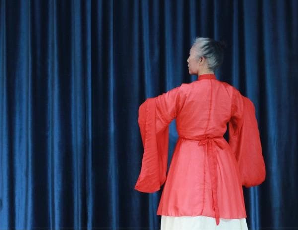 退休后去横店演短剧的老年人：背50个绕口令重学拼音，一天片酬两百为自己造梦
